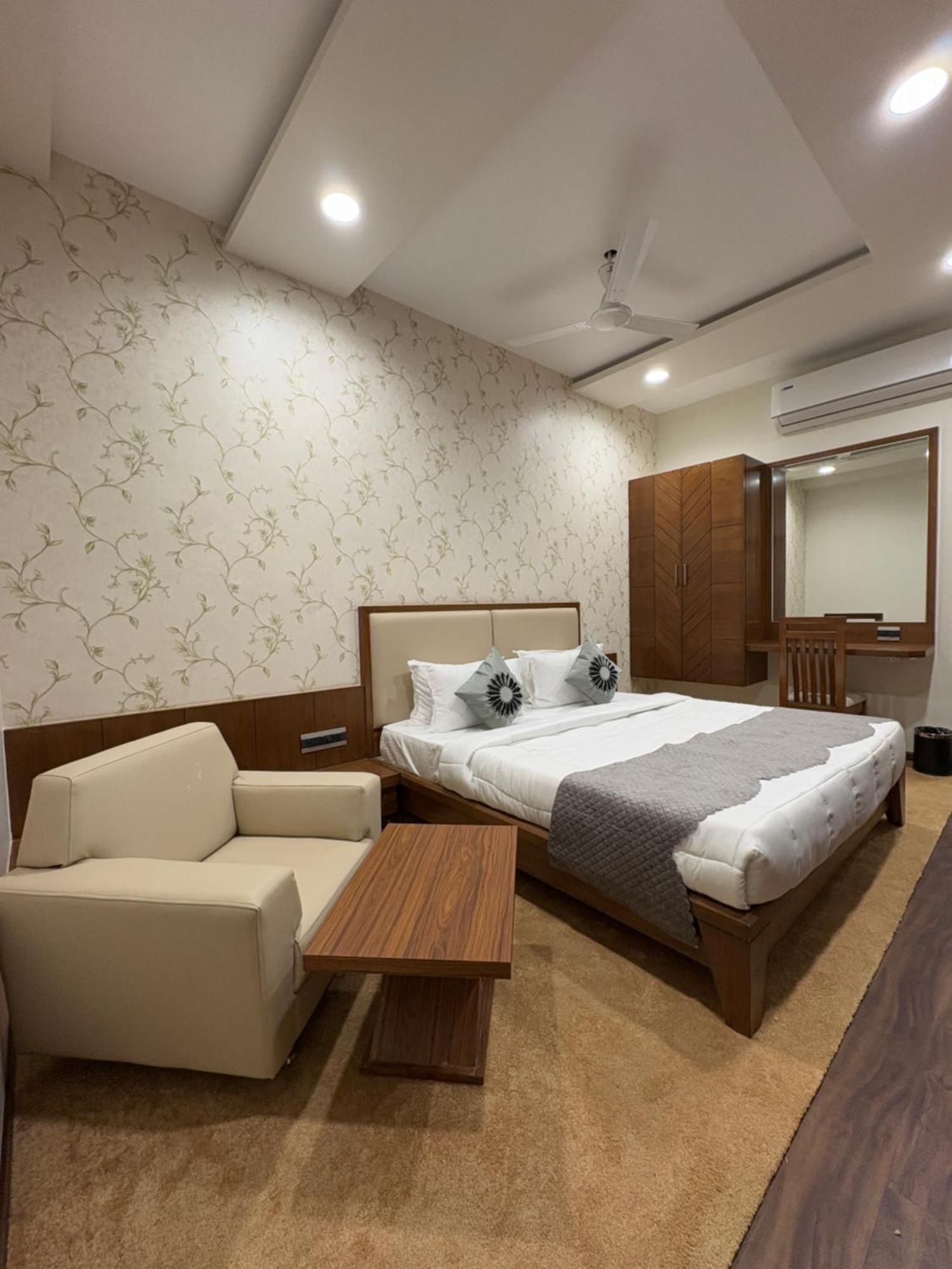 Pam Premium Hotel Vadodara Eksteriør billede