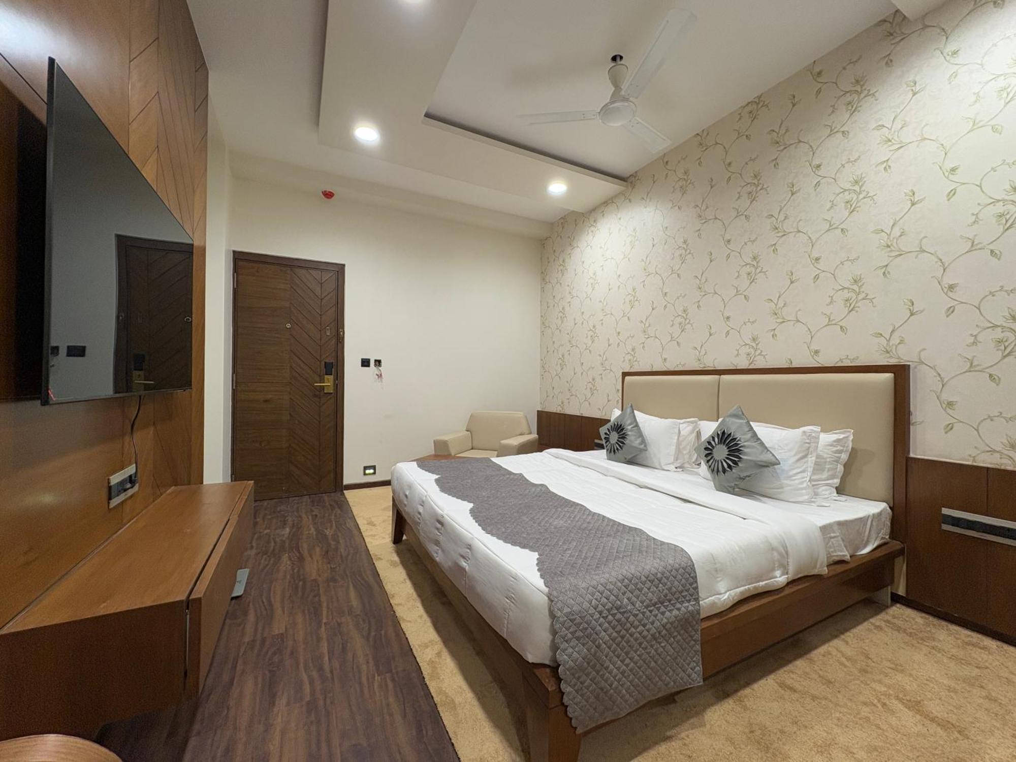 Pam Premium Hotel Vadodara Eksteriør billede